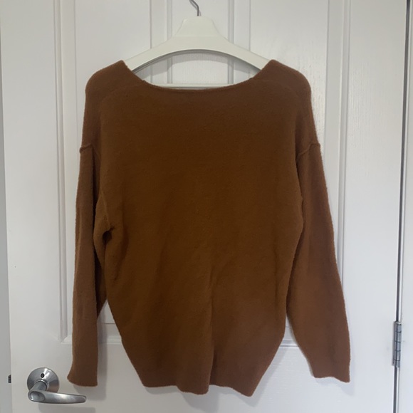 SOLD Aritzia Wilfred Free Relaxed V-Neck Sweater - Picture 3 of 4